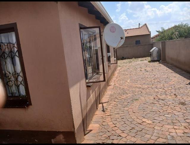 3 BEDROOM HOUSE FOR SALE IN PROTEA GLEN EXT